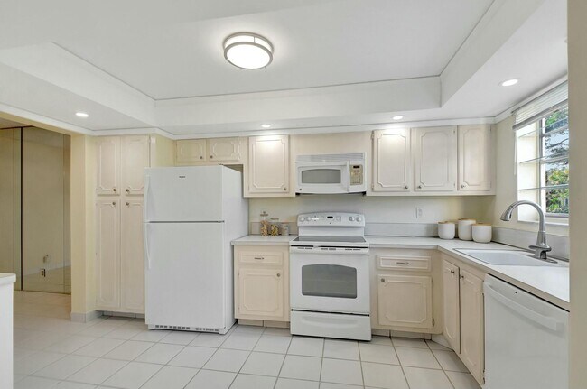 Building Photo - 3810 Via Poinciana