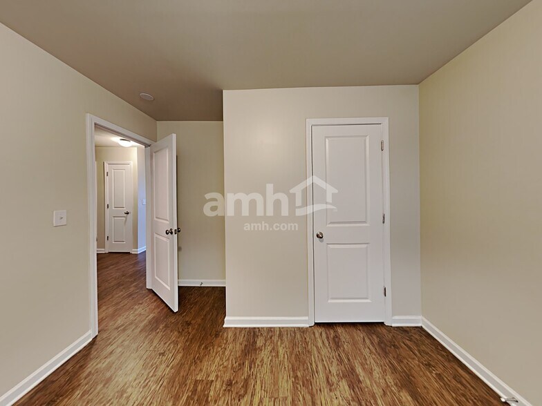 Building Photo - 3525 Mica Cir SE