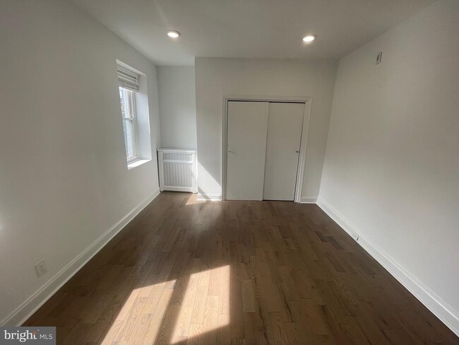 Building Photo - 2501 E Somerset St