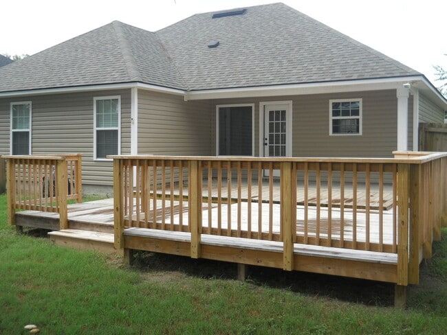 Building Photo - Glen Laurel S/D