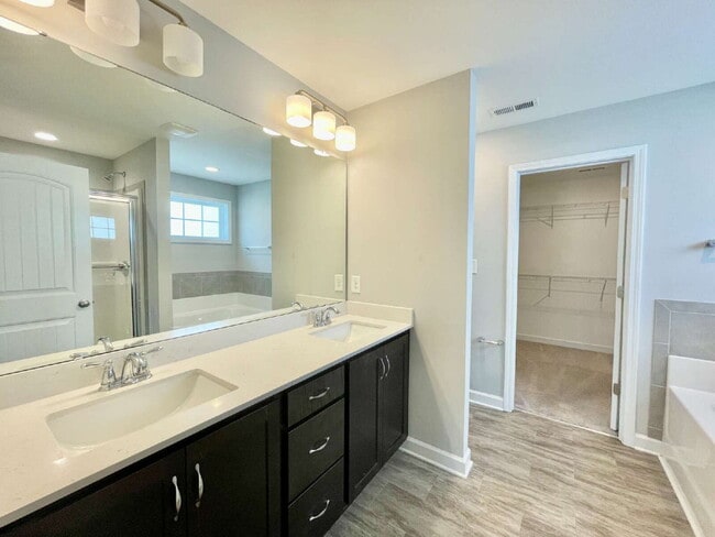 Building Photo - Spacious 4 Bedroom, 2 And A Half Bath Nest...