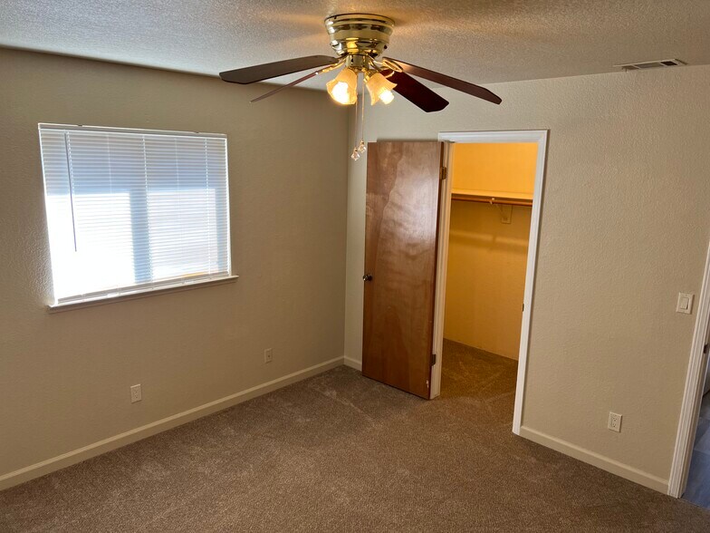 Building Photo - 801 Foxfire Dr
