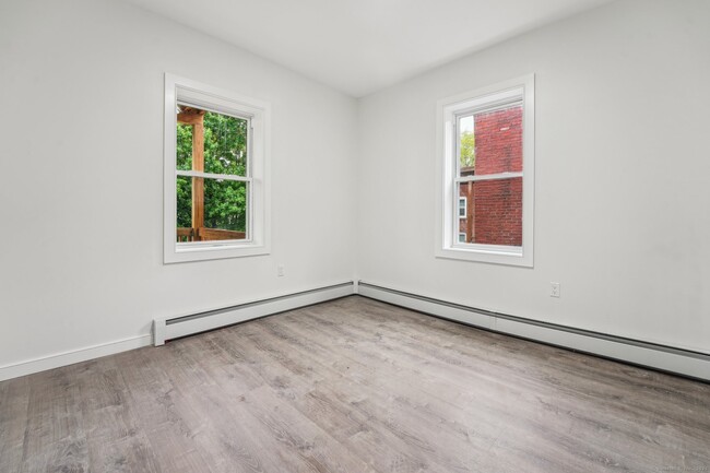 Building Photo - 208 Magnolia St