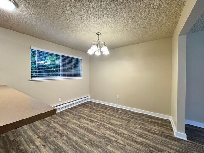 Building Photo - AVAILABLE NOW! Spacious 2 Bed, 1.5 Bathroo...