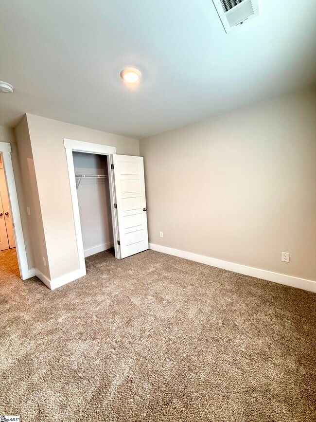 Building Photo - 424 Windsinger Ln