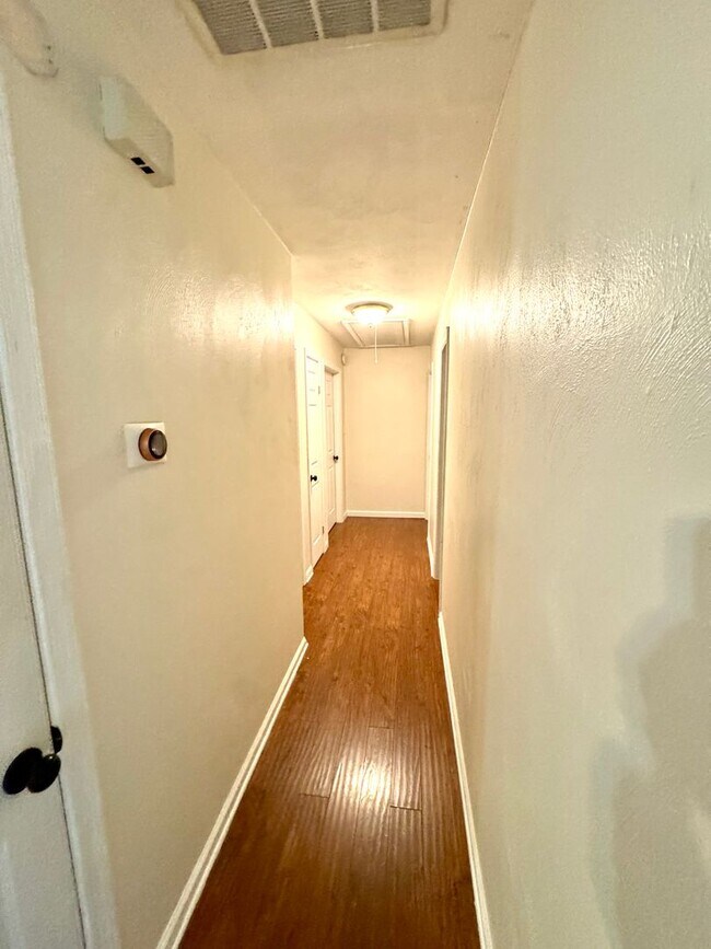 Building Photo - Quaint 3 bedroom/2 bath home