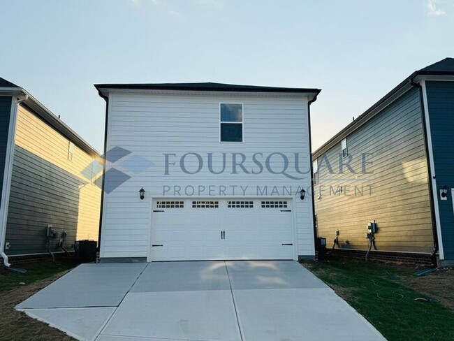 Building Photo - Modern 4-Bed / 2.5-Bath Single-Family Home with Loft, Gas Fireplace & 2-Car Garage – Near Downtow...