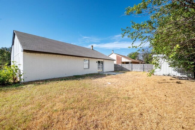Building Photo - 2215 Overbrook Dr