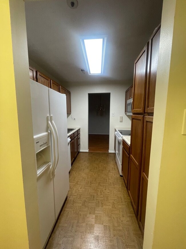 Building Photo - VERY SPACIOUS CONDO ON 3RD FLOOR WITH ELEV...