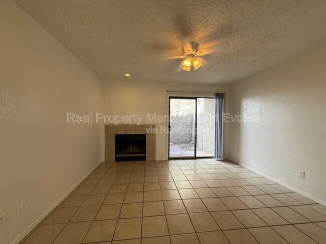 Building Photo - 533 W Guadalupe Rd