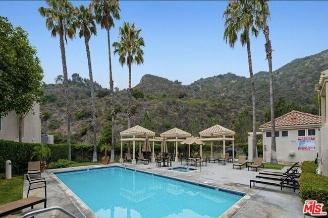 Building Photo - 718 Palisades Dr