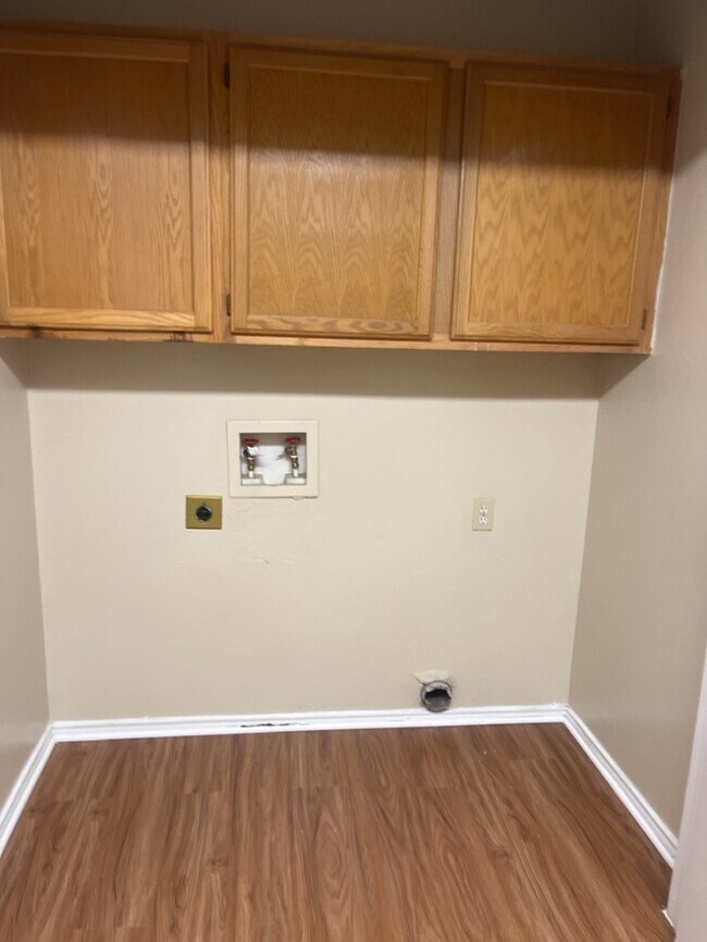 Building Photo - 2 bedroom 2.5 bath with 2 car garage!