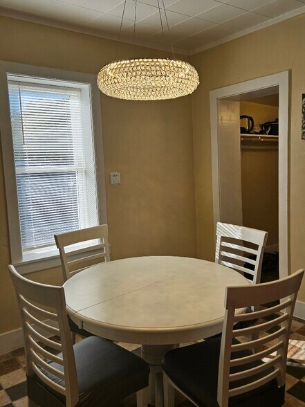 Building Photo - 301 Oakwood St