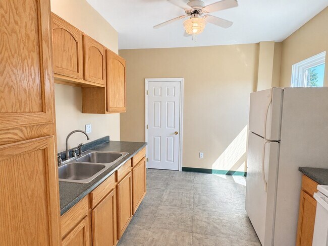 Building Photo - 456 Coggeshall St
