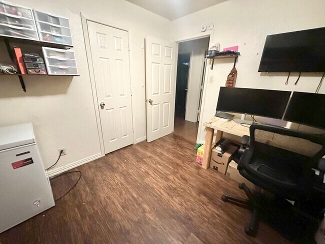 Building Photo - Charming 3BR Home with Large Yard & Easy I-35 Access Near Denton