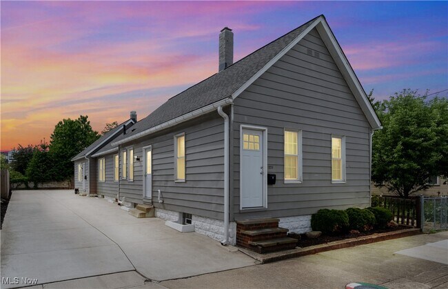 Building Photo - 1276 W 67th St