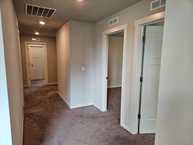 Building Photo - 5Bd/3Ba Two Story House - For viewing!