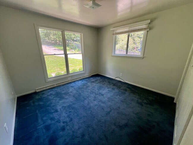 Building Photo - Cranberry - 6 bedroom 4 bathroom - Stunnin...