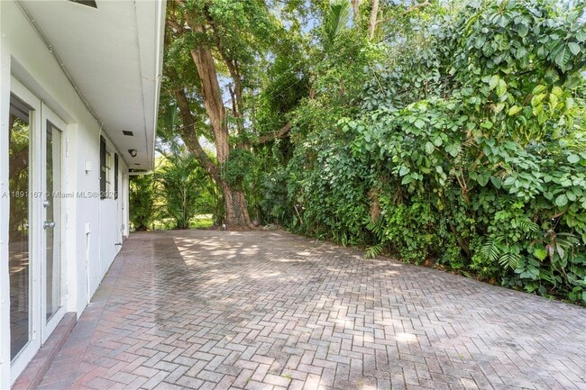 Building Photo - 5520 San Vicente St
