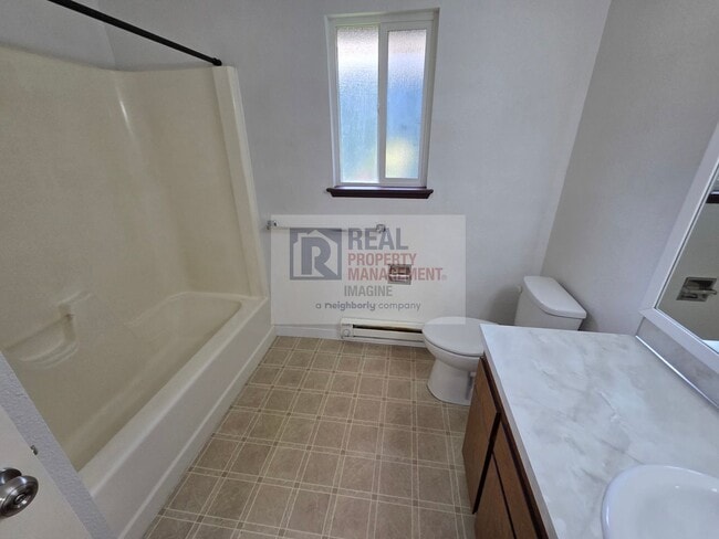 Building Photo - Check out this completely wonderful 2-bedroom, 1.0-bath unit!
