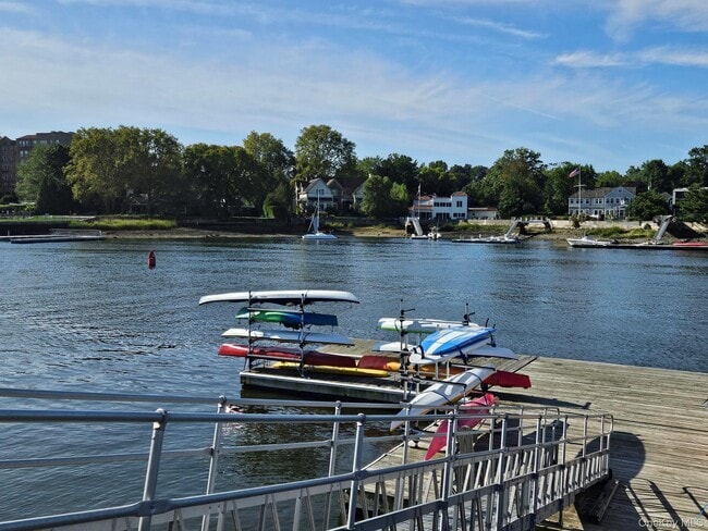 Building Photo - 1035 Shore Acres Dr