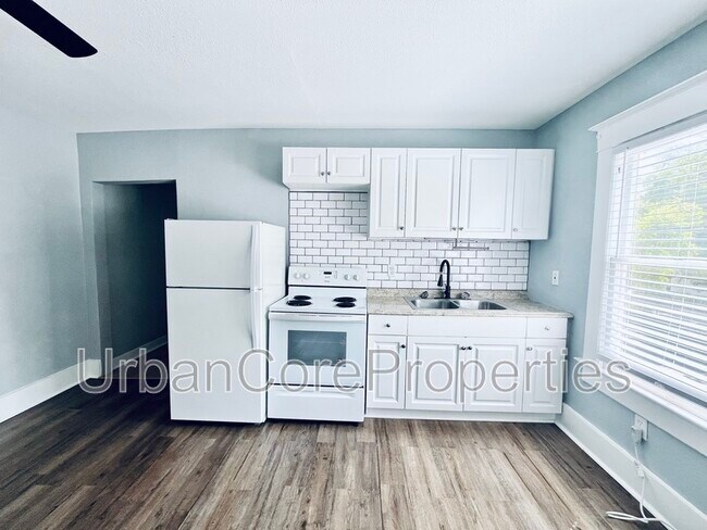 Building Photo - 144 7th Ave N