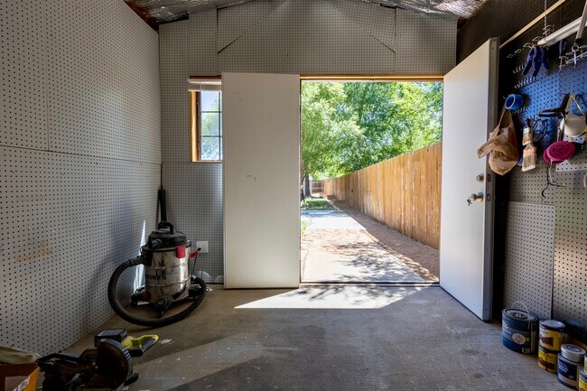 Building Photo - 7313 E Wren Dr