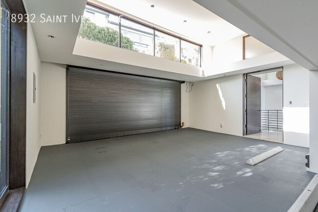 Building Photo - 8932 St Ives Dr