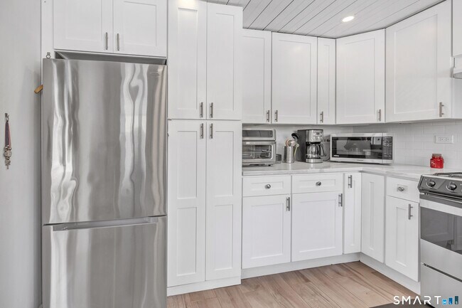 Building Photo - 70 Cranbury Rd