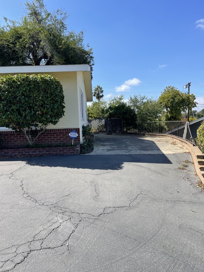 Building Photo - 439 Avalon Dr