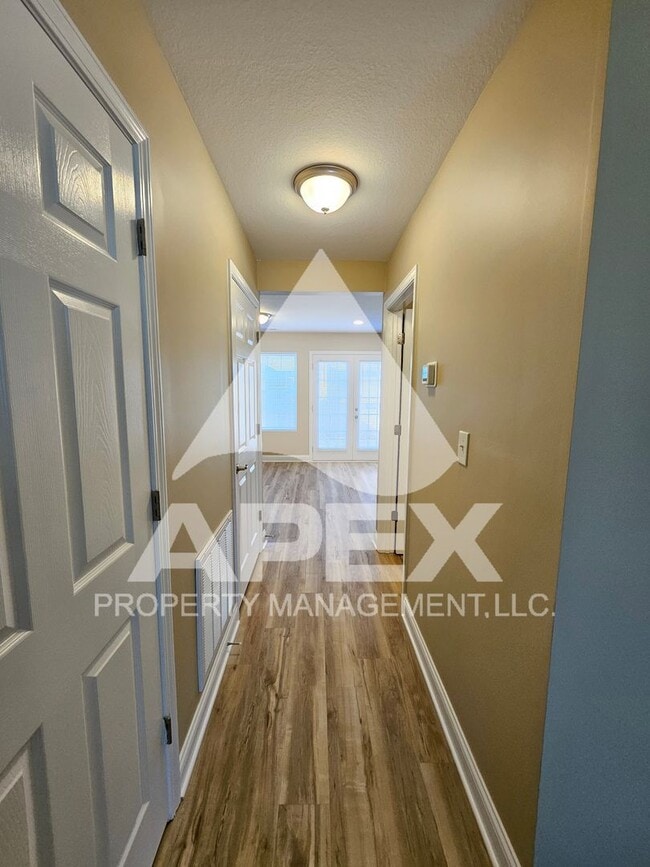 Building Photo - AVALON TOWNHOMES – LIKE NEW - 2 Bd/2.5 Ba Townhome off Topside Road with convenient access to Mar...