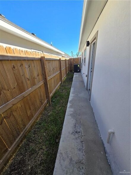 Building Photo - 1018 N Woodson Ave