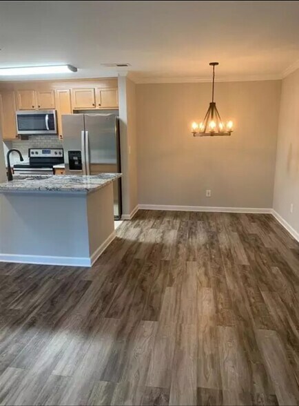 Dining room - 515 Granville Ct
