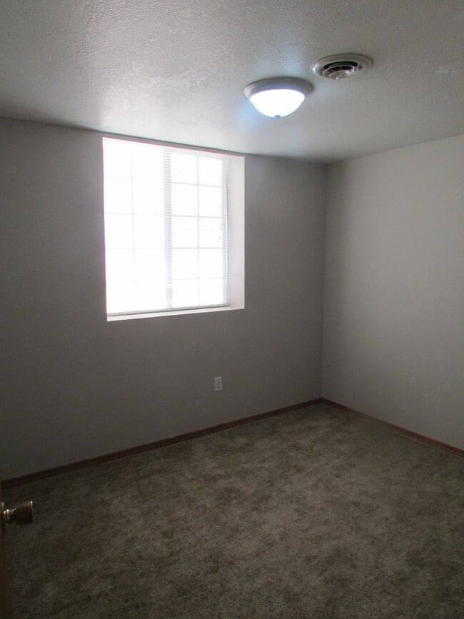 Building Photo - 510 S Circle Dr