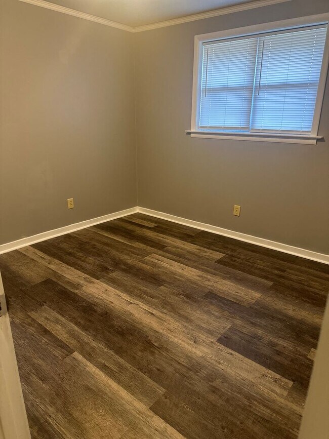 Building Photo - 3 bed fully renovated MHA Vouchers Welcomed!!!