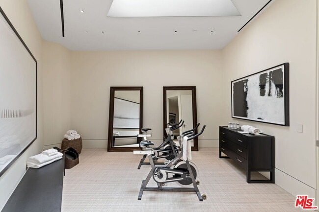 Building Photo - 455 N Palm Dr