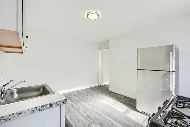 Building Photo - 400 N Hilton St