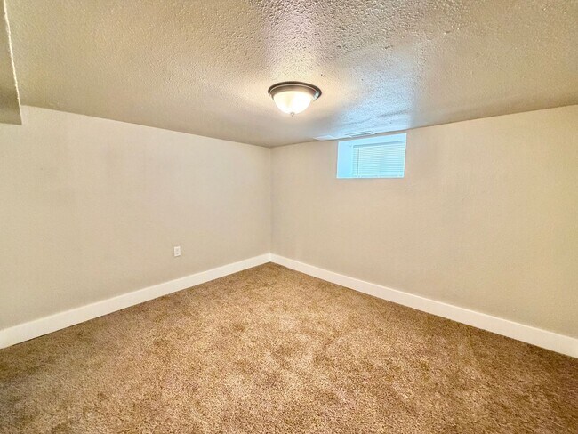 Building Photo - Updated 4BR with Fireplace, Deck & Private Backyard