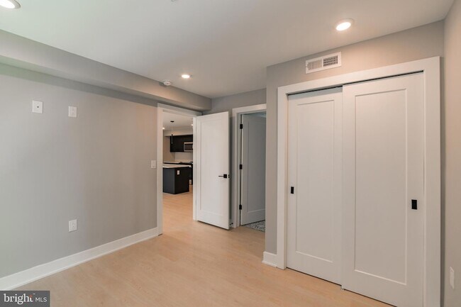 Building Photo - 6604 Ridge Ave