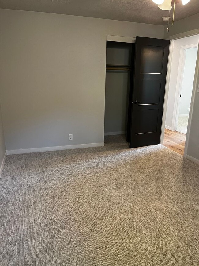 Building Photo - 3 Bed/1 Bath Ranch for rent in Brandon!