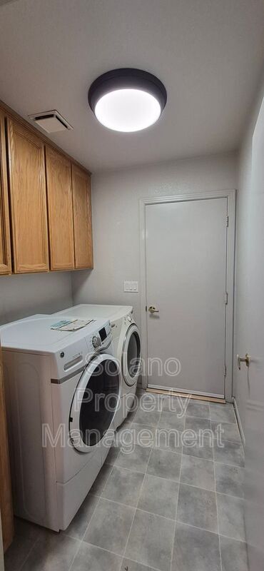 Building Photo - 642 Silvertop Way