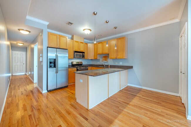 Building Photo - 633 E Bowen Ave