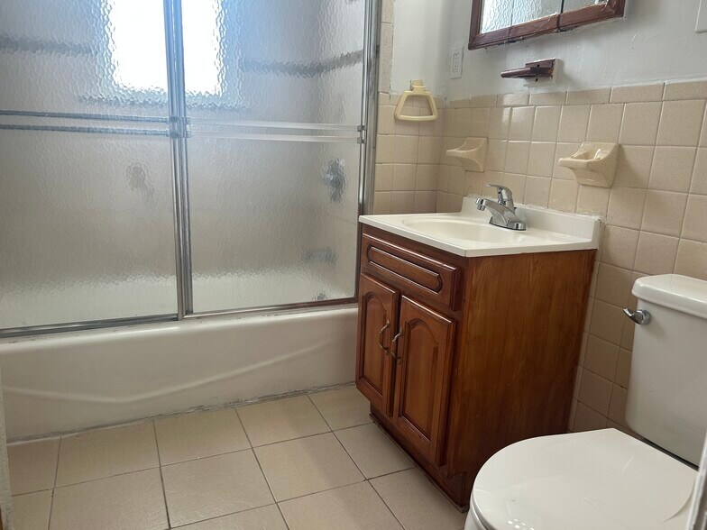 Building Photo - 8 Morris Cres