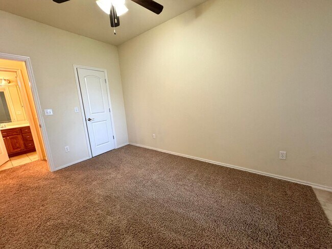 Building Photo - Stunning 2 bedroom 2 bathroom townhome in ...