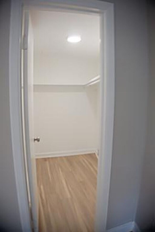 Building Photo - Beautifully Remodel Top-Level Condo!