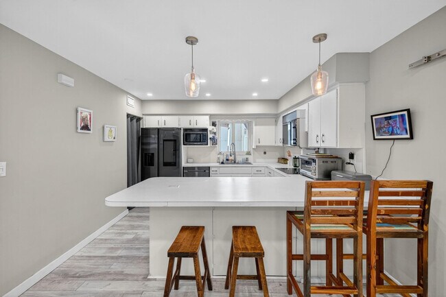 Building Photo - 1570 NE 30th Pl