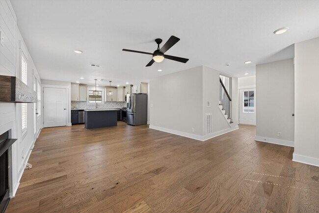 Building Photo - 393 Frontier Dr