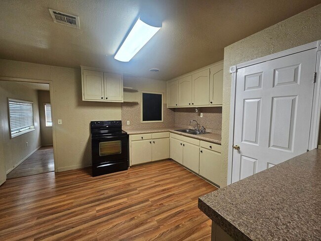 Building Photo - (2) Bed/(1) Bath w/ (2) Living Areas + Uti...