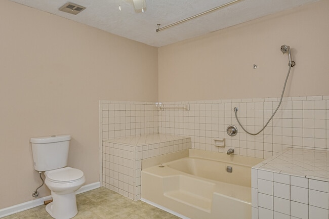 Building Photo - 4410 Goshen Lake Dr S