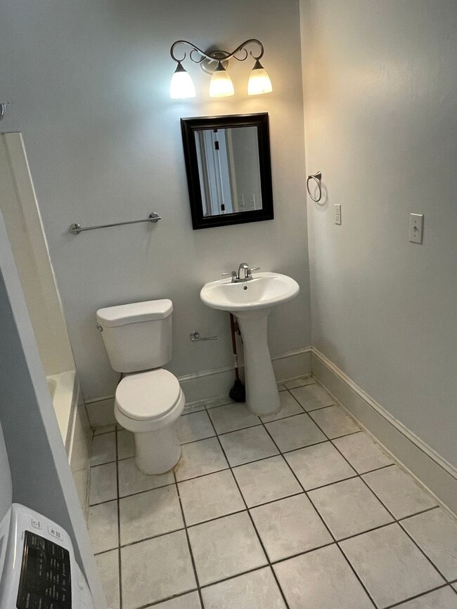 Building Photo - 1BD/1BA Shotgun w/ In Unit Washer and Dryer